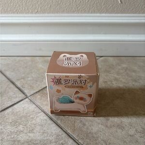 Damaged box Siamese party Energy Crystal Little Bean figurine blind box.